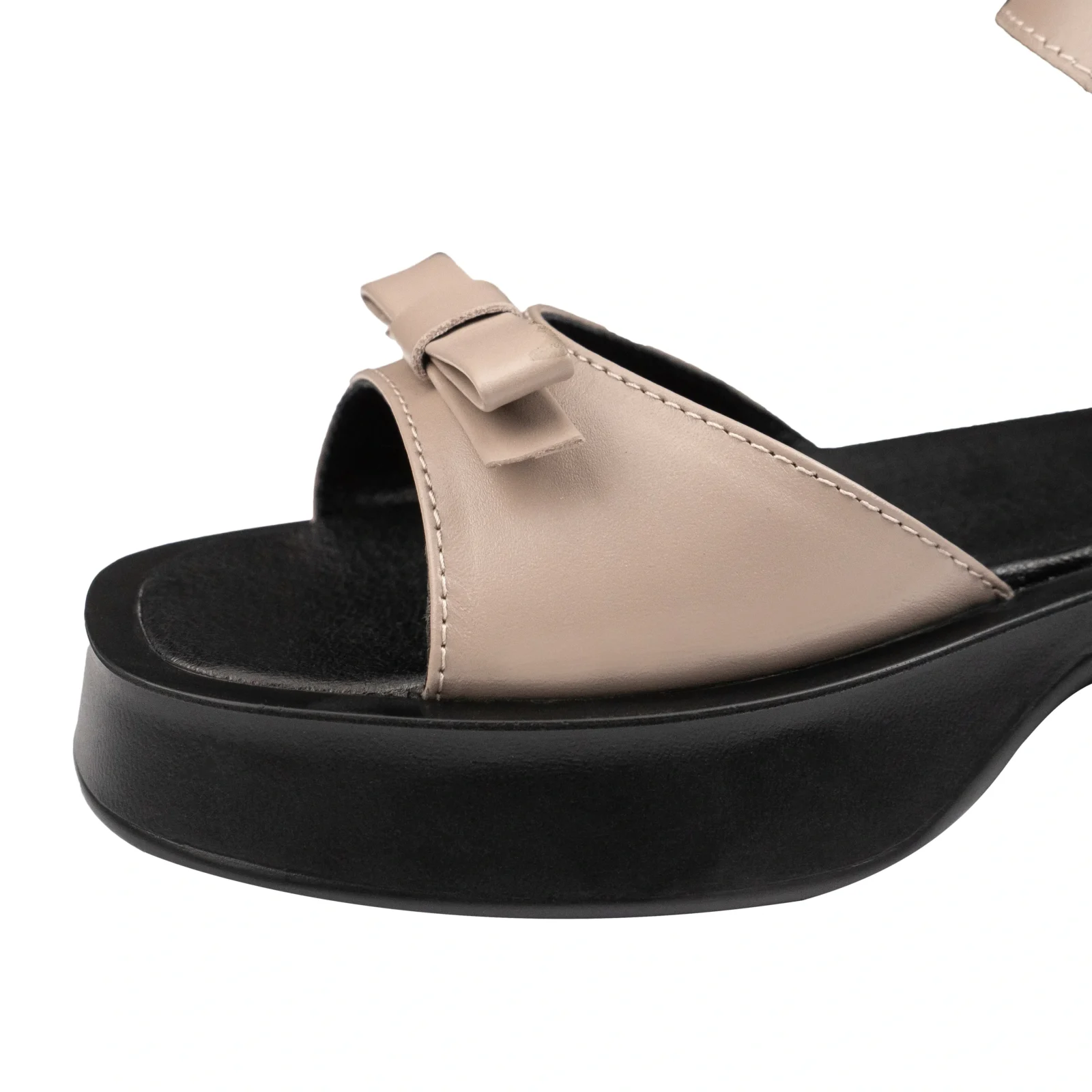 Крупний план гладкої шкіри бежево-лате на босоніжках Shtayer Коко