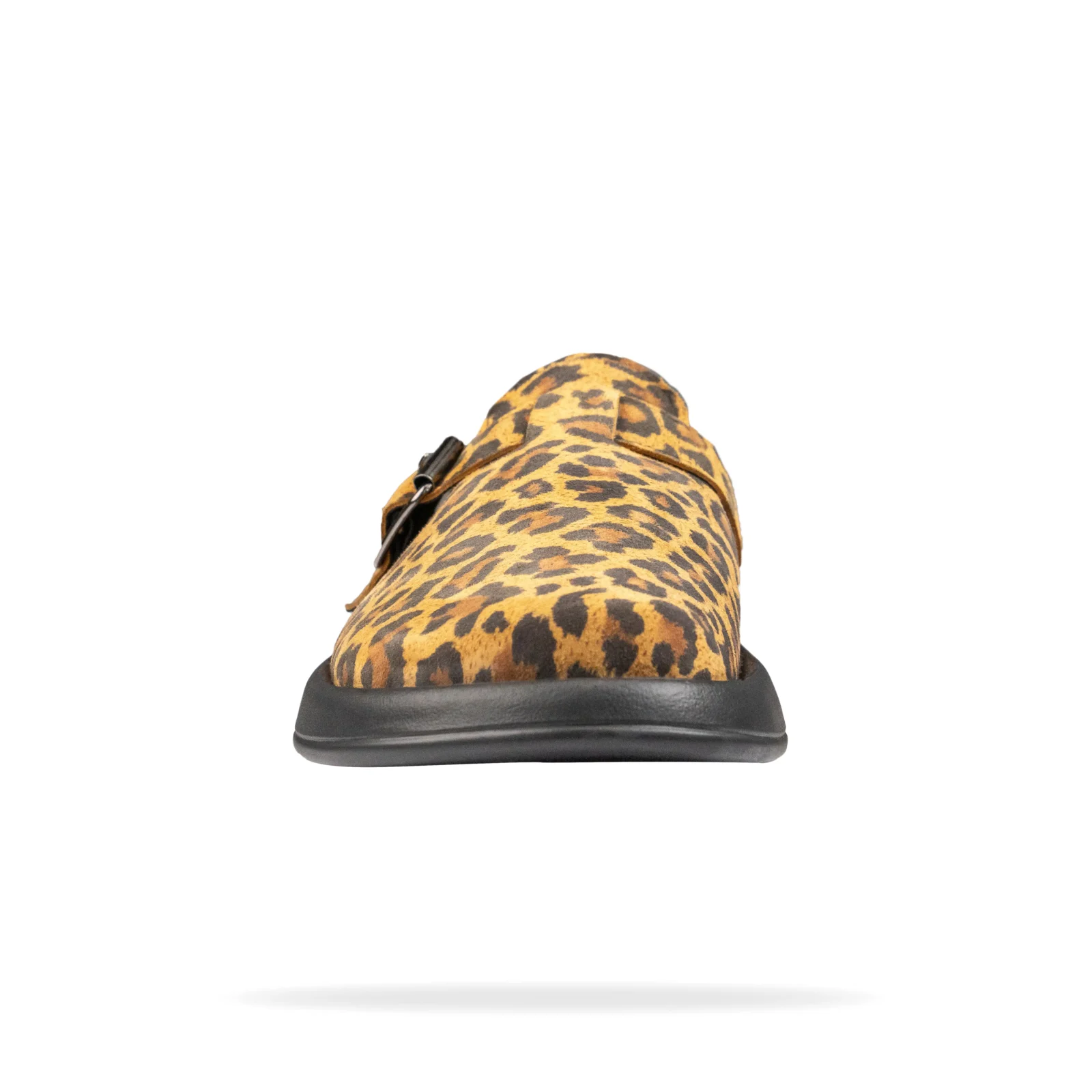 Фронтальний вигляд жіночих замшевих клогів Shtayer з леопардовим принтом