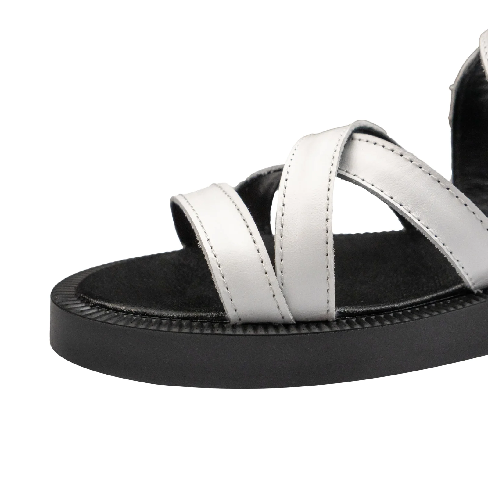 Крупний план натуральної білої шкіри на сандалях Shtayer