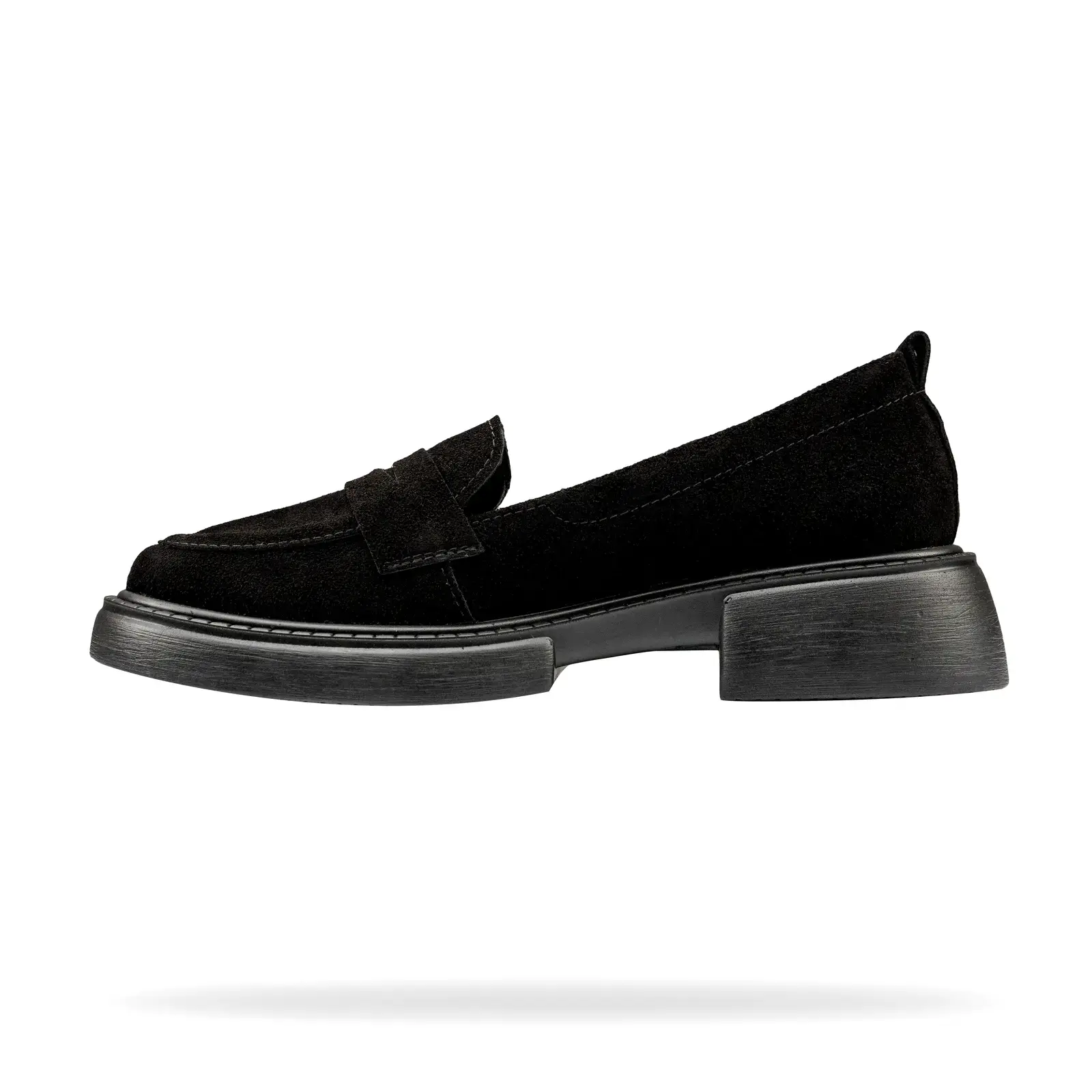 Трендові чорні лофери на масивній підошві від українського бренду Shtayer, модель Віола, вид зліва