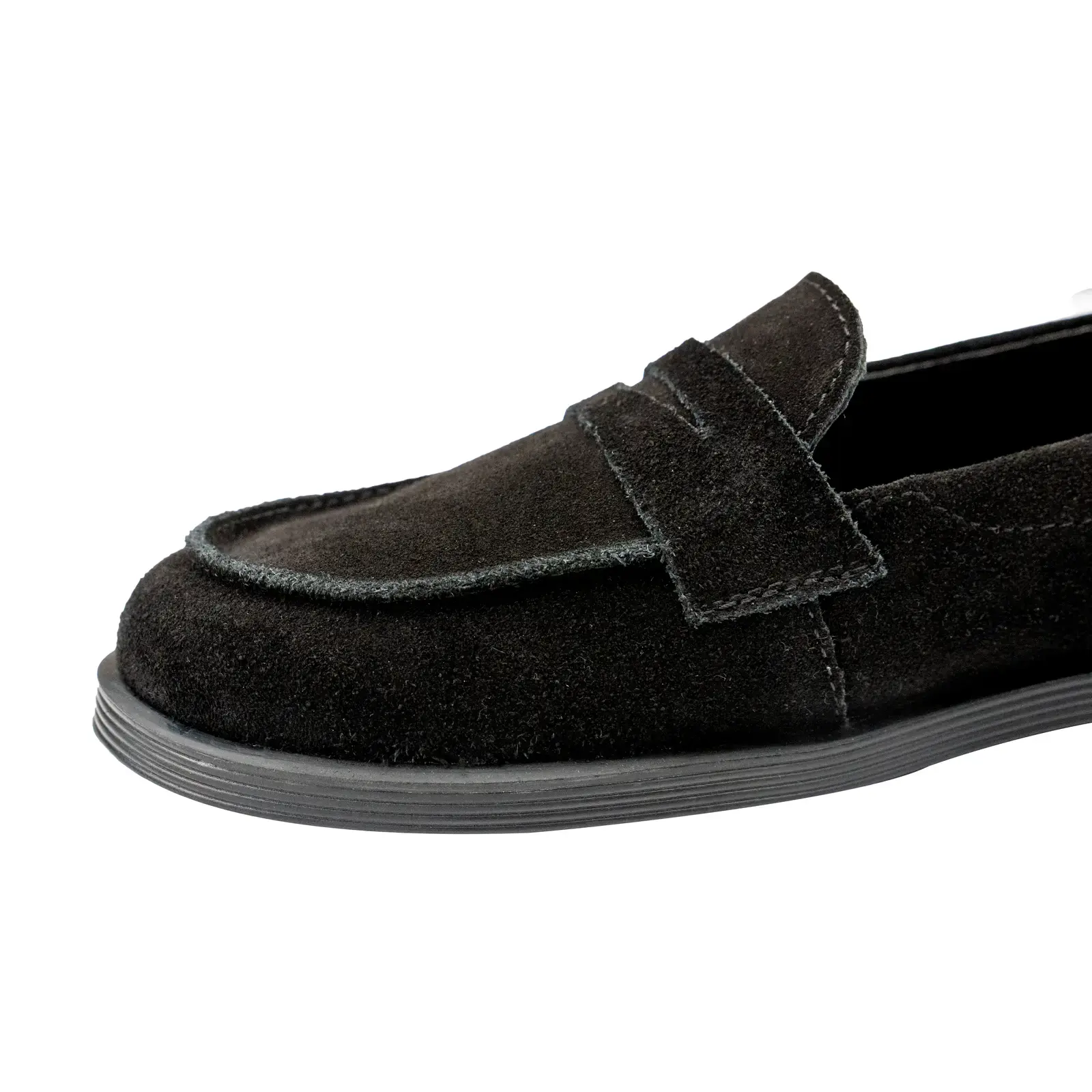 Крупний план м'якої чорної замші та перемички на класичних лоферах Shtayer Мілена