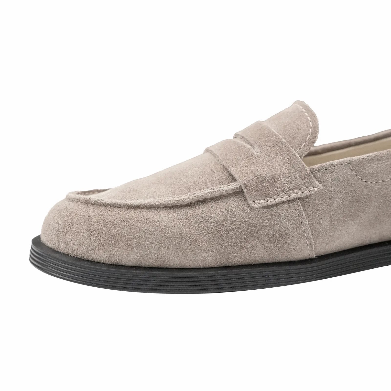 Крупний план текстури світлої замші на класичних лоферах Shtayer Мілена