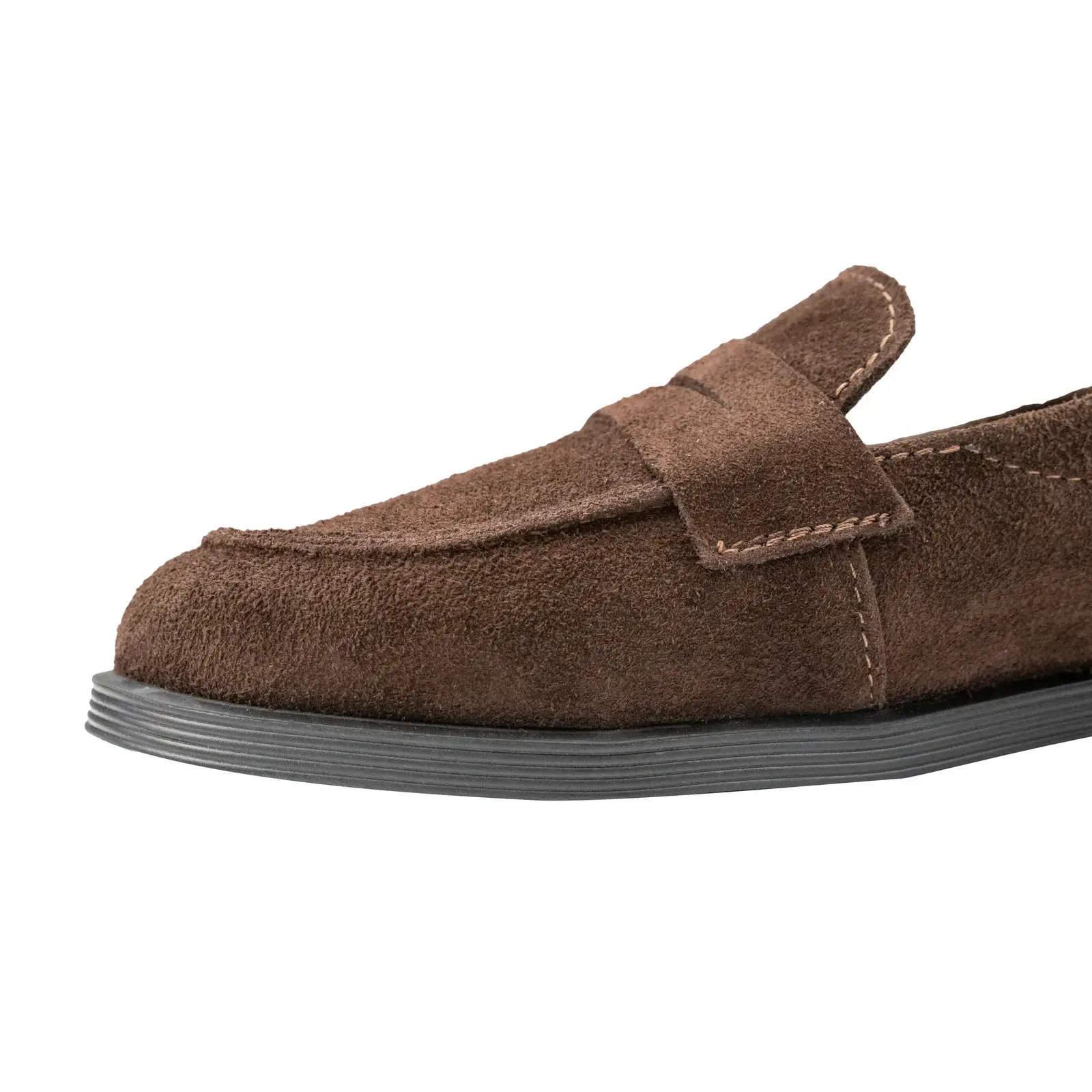 Крупний план м'якої замші шоколадного кольору на класичних лоферах Shtayer Мілена