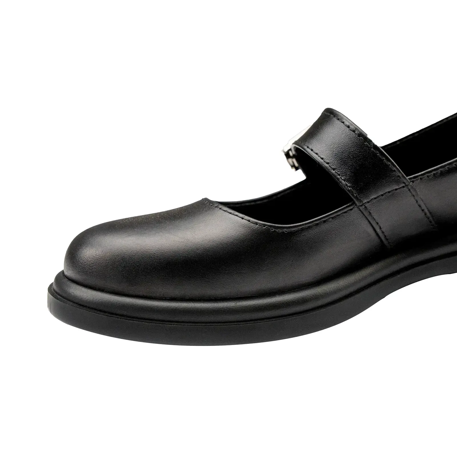 Крупний план ремінця із срібною пряжкою на чорних шкіряних туфлях Shtayer Лінда