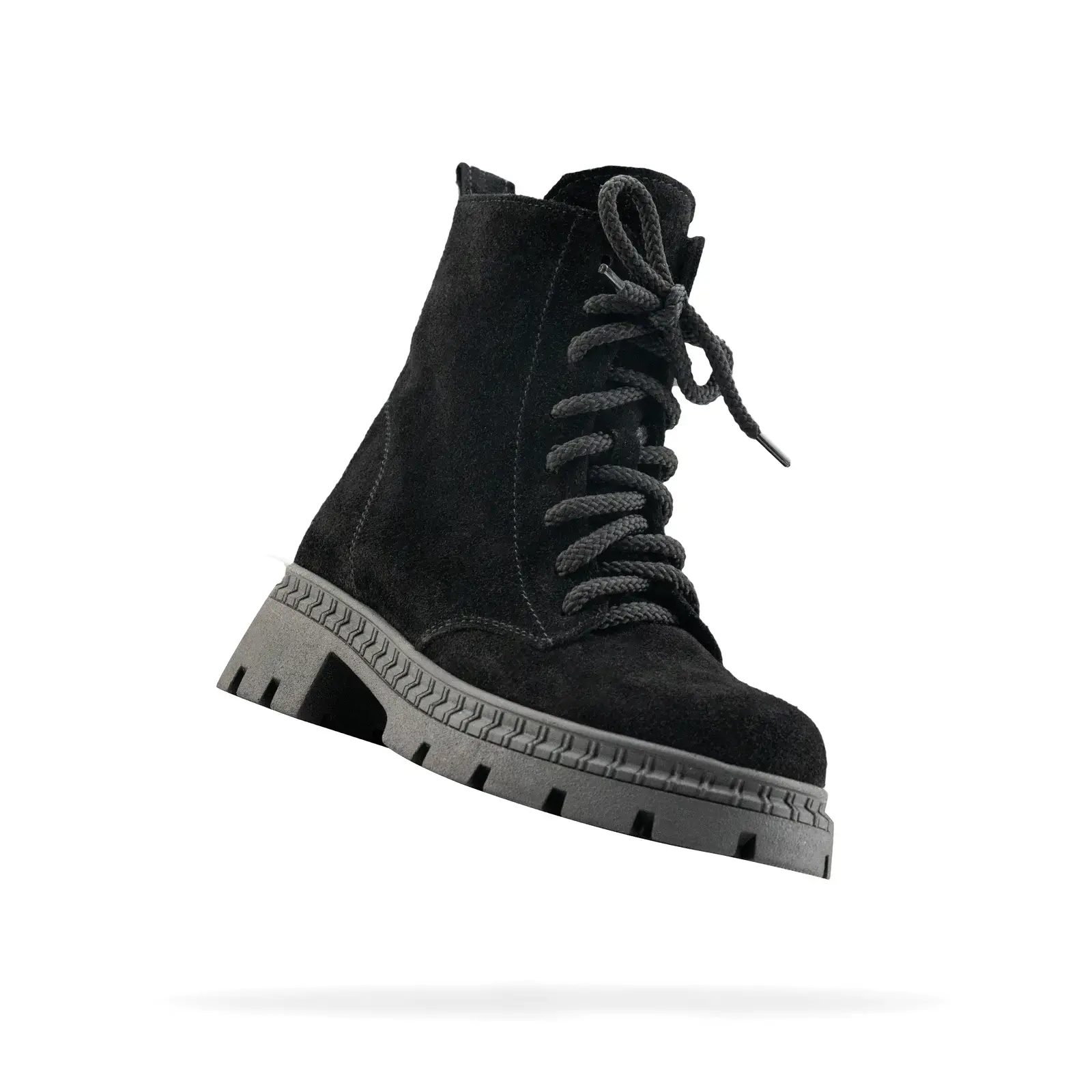 Стильні чорні замшеві черевики Shtayer Бета — базова пара для будь-якого гардероба, фото під кутом