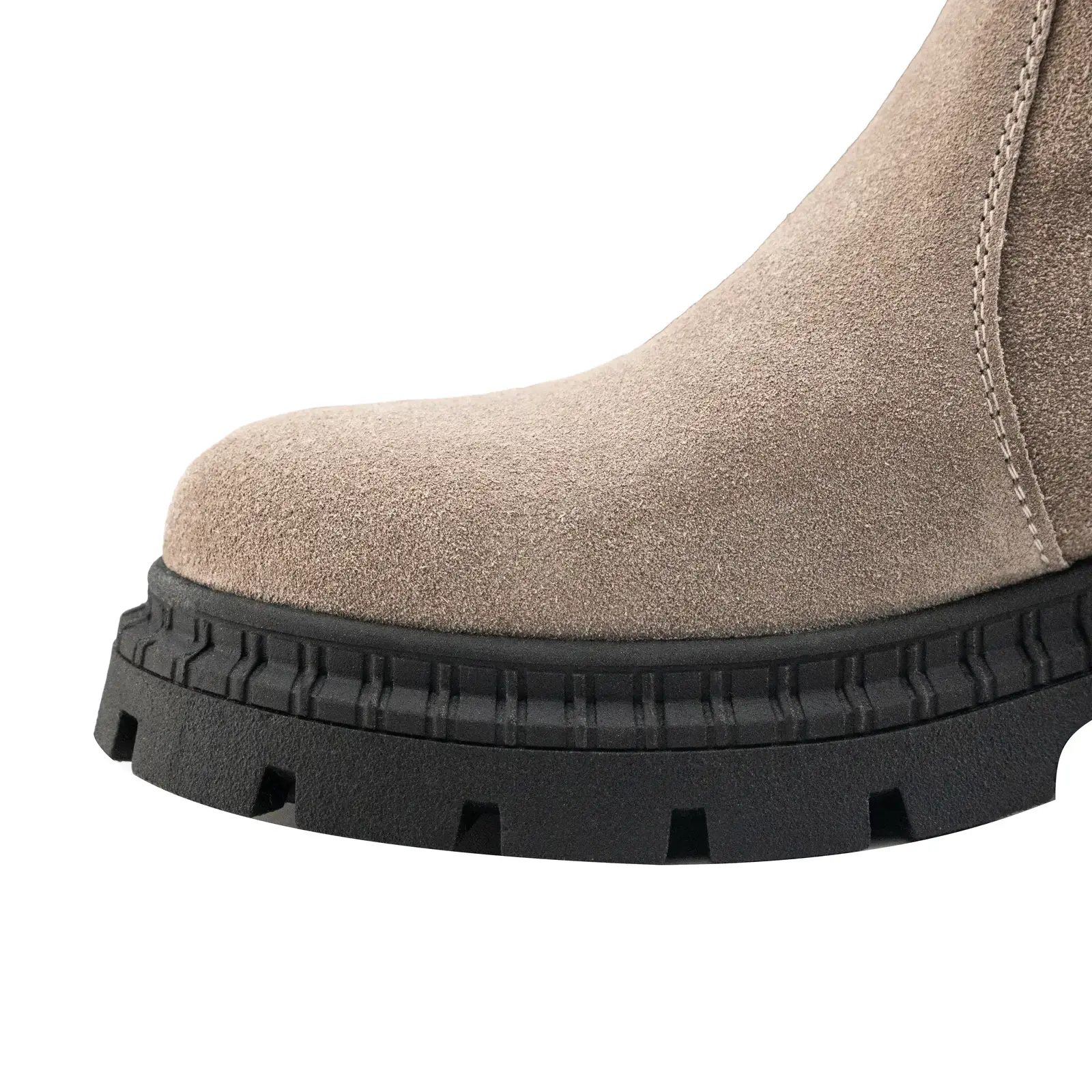 cherevyky-chelsi-zamsha-latte-krupnyi-plan Крупний план текстури замші кольору лате та чорної еластичної вставки на черевиках Shtayer Челсі