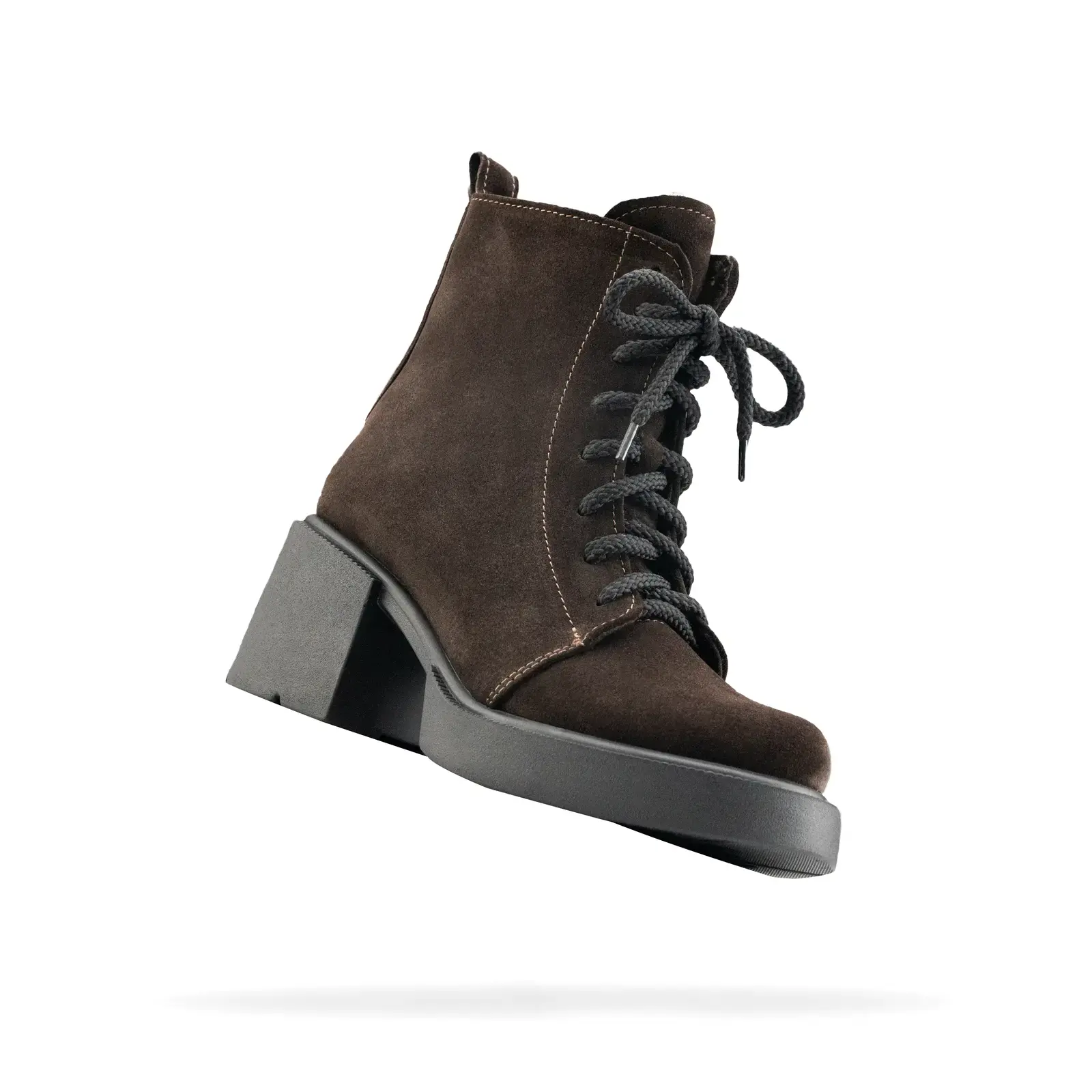 cherevyky-lola-zamsha-choco-pid-kutom Стильні замшеві черевики Shtayer Лола шоколадного кольору — трендова пара для осінніх луків, фото під кутом