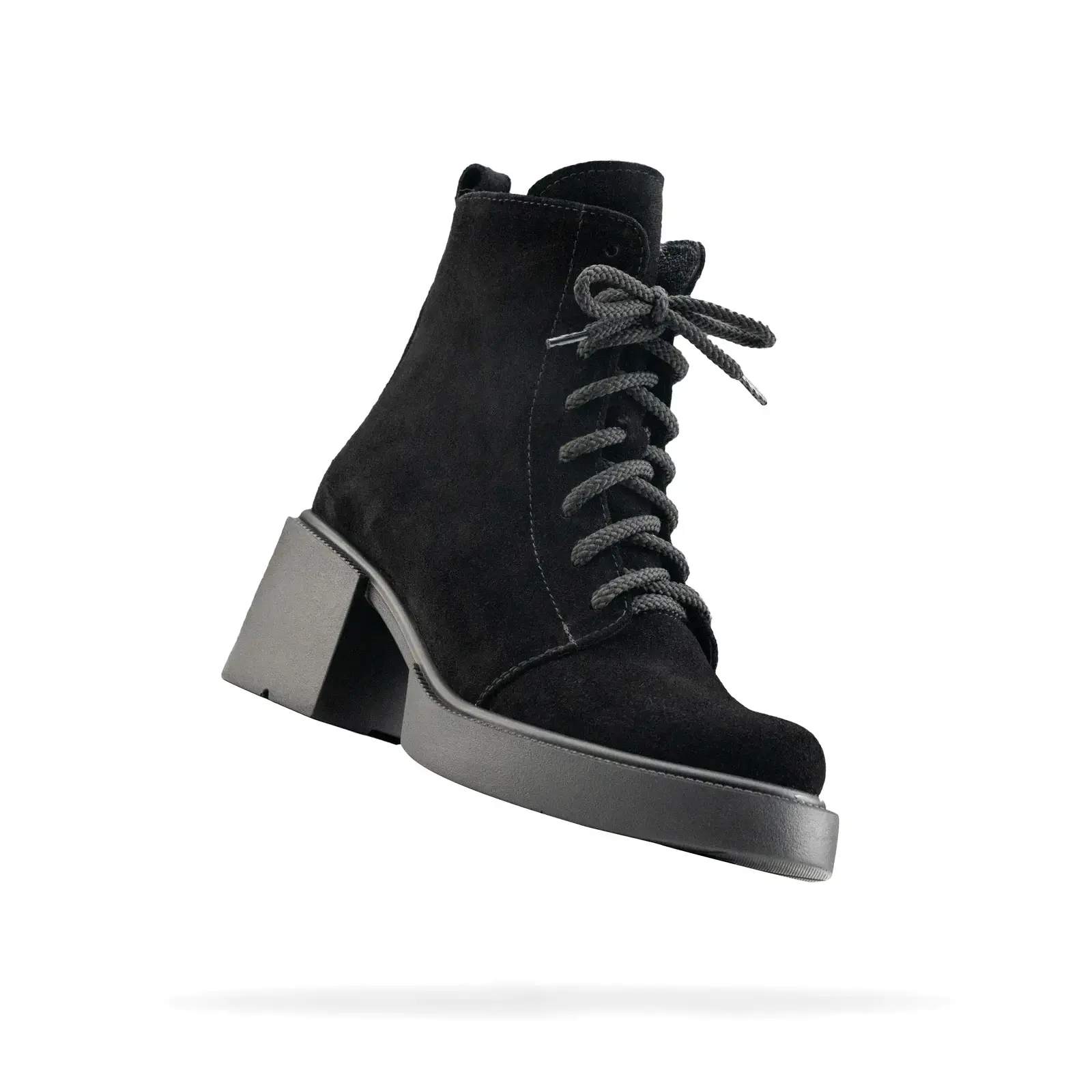 Стильні чорні замшеві черевики Shtayer Лола — базова пара для будь-якого гардероба, фото під кутом